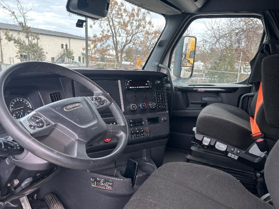 Sleeper Tractor-Heavy Duty Tractors-Freightliner-2023-T12664ST-Round Rock-TX-359,617\n\t\tmiles-$ 91,250 - Image 10