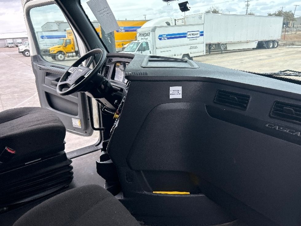 Sleeper Tractor-Heavy Duty Tractors-Freightliner-2023-T12664ST-Round Rock-TX-359,617\n\t\tmiles-$ 91,250 - Image 15