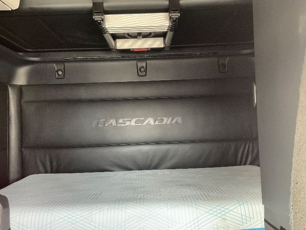 Sleeper Tractor-Heavy Duty Tractors-Freightliner-2023-T12664ST-Round Rock-TX-359,617\n\t\tmiles-$ 91,250 - Image 16