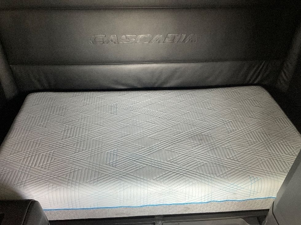 Sleeper Tractor-Heavy Duty Tractors-Freightliner-2023-T12664ST-Round Rock-TX-359,617\n\t\tmiles-$ 91,250 - Image 17