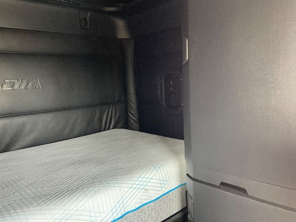 Sleeper Tractor-Heavy Duty Tractors-Freightliner-2023-T12664ST-Round Rock-TX-359,617\n\t\tmiles-$ 91,250 - Image 18