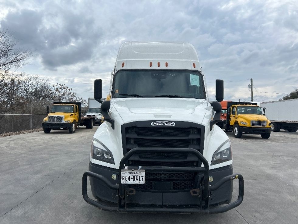 Sleeper Tractor-Heavy Duty Tractors-Freightliner-2023-T12664ST-Round Rock-TX-359,617\n\t\tmiles-$ 91,250 - Image 2