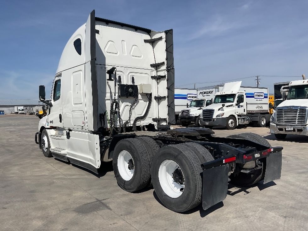 Sleeper Tractor-Heavy Duty Tractors-Freightliner-2023-T12664ST-Round Rock-TX-359,617\n\t\tmiles-$ 91,250 - Image 5