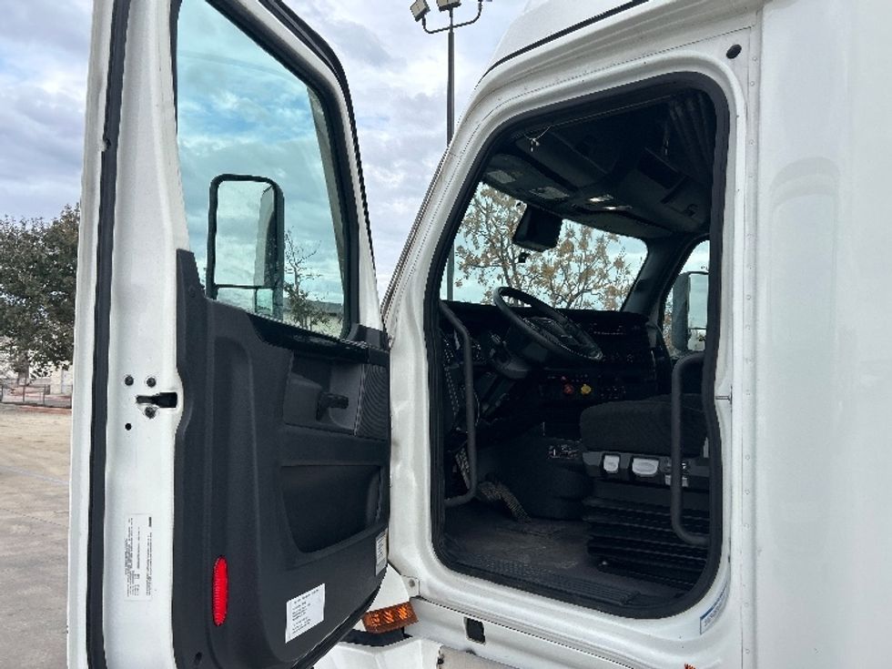 Sleeper Tractor-Heavy Duty Tractors-Freightliner-2023-T12664ST-Round Rock-TX-359,617\n\t\tmiles-$ 91,250 - Image 9