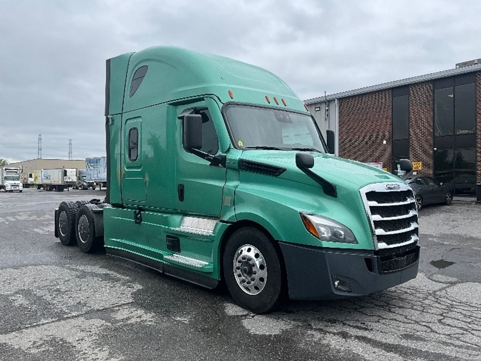 Sleeper Tractor-Heavy Duty Tractors-Freightliner-2023-T12664ST-Saint-Laurent-PQ-1,048,738\n\t\tkm-$ 74,750 - Image 1