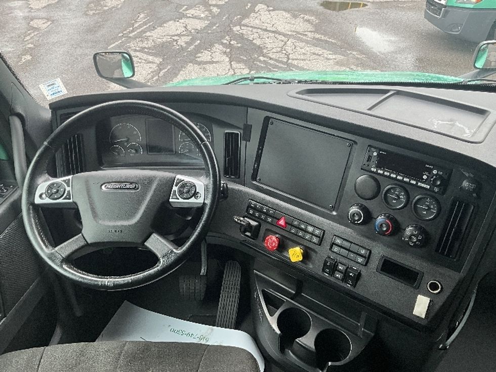 Sleeper Tractor-Heavy Duty Tractors-Freightliner-2023-T12664ST-Saint-Laurent-PQ-1,048,738\n\t\tkm-$ 74,750 - Image 11