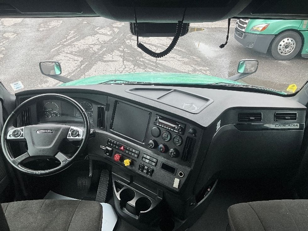 Sleeper Tractor-Heavy Duty Tractors-Freightliner-2023-T12664ST-Saint-Laurent-PQ-1,048,738\n\t\tkm-$ 74,750 - Image 12