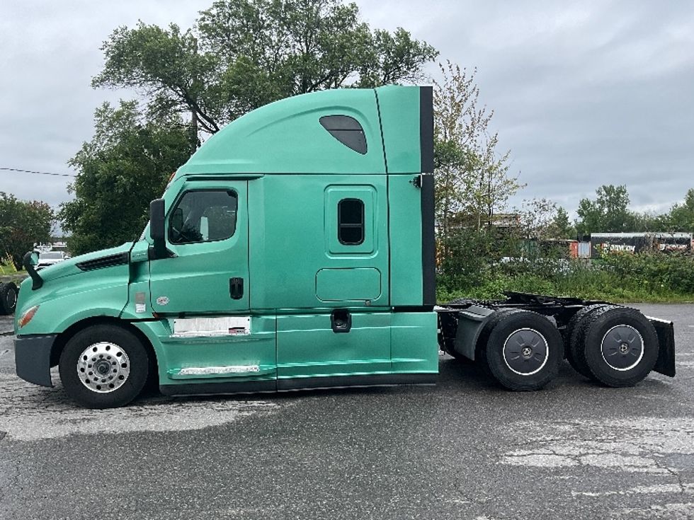 Sleeper Tractor-Heavy Duty Tractors-Freightliner-2023-T12664ST-Saint-Laurent-PQ-1,048,738\n\t\tkm-$ 74,750 - Image 4