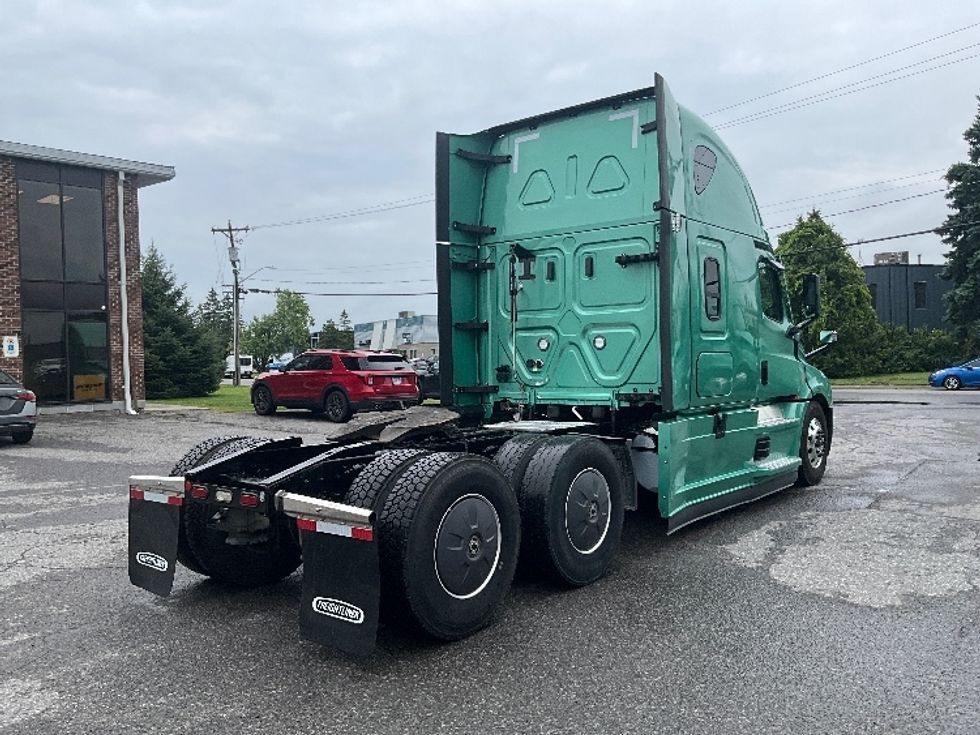 Sleeper Tractor-Heavy Duty Tractors-Freightliner-2023-T12664ST-Saint-Laurent-PQ-1,048,738\n\t\tkm-$ 74,750 - Image 7