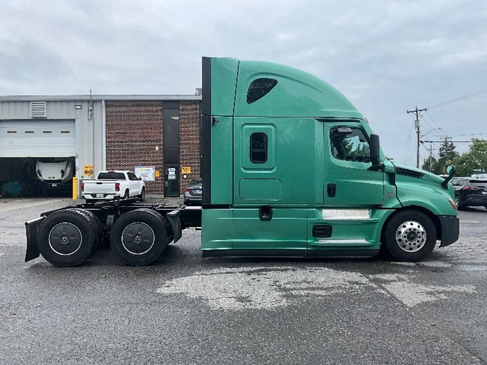 Sleeper Tractor-Heavy Duty Tractors-Freightliner-2023-T12664ST-Saint-Laurent-PQ-1,048,738\n\t\tkm-$ 74,750 - Image 8