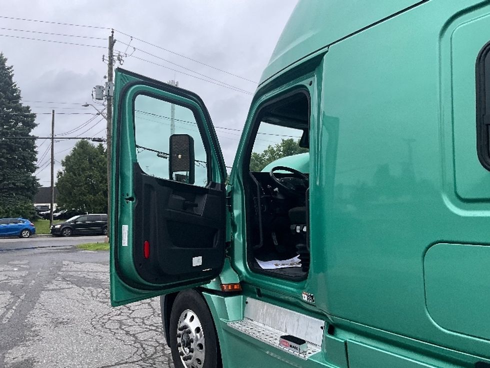Sleeper Tractor-Heavy Duty Tractors-Freightliner-2023-T12664ST-Saint-Laurent-PQ-1,048,738\n\t\tkm-$ 74,750 - Image 9