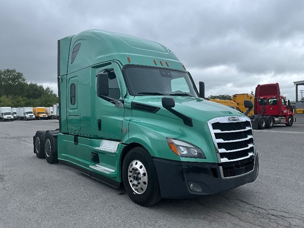 Sleeper Tractor-Heavy Duty Tractors-Freightliner-2023-T12664ST-Saint Laurent-PQ-1,092,142\n\t\tkm-$ 88,750 - Image 1