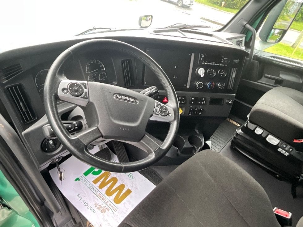 Sleeper Tractor-Heavy Duty Tractors-Freightliner-2023-T12664ST-Saint Laurent-PQ-1,092,142\n\t\tkm-$ 88,750 - Image 10