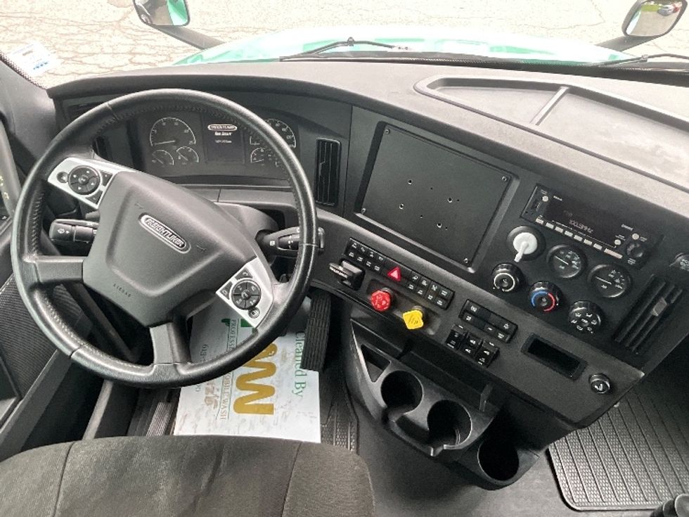 Sleeper Tractor-Heavy Duty Tractors-Freightliner-2023-T12664ST-Saint Laurent-PQ-1,092,142\n\t\tkm-$ 88,750 - Image 11