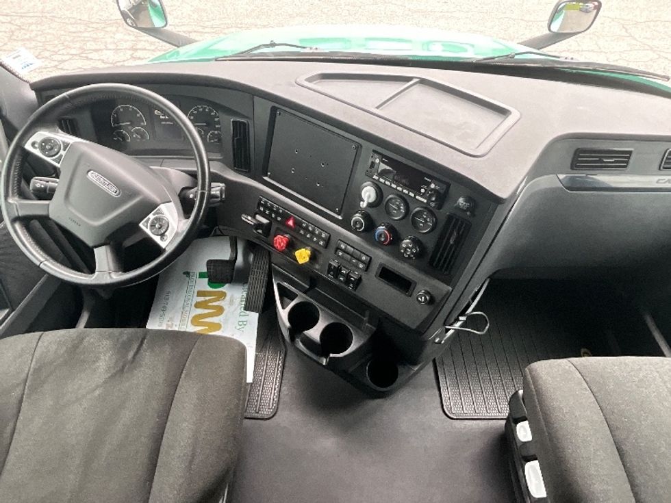 Sleeper Tractor-Heavy Duty Tractors-Freightliner-2023-T12664ST-Saint Laurent-PQ-1,092,142\n\t\tkm-$ 88,750 - Image 12
