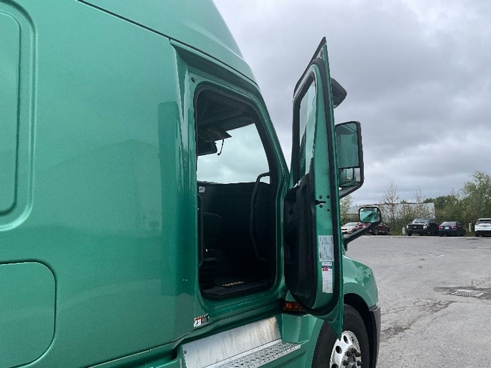 Sleeper Tractor-Heavy Duty Tractors-Freightliner-2023-T12664ST-Saint Laurent-PQ-1,092,142\n\t\tkm-$ 88,750 - Image 13