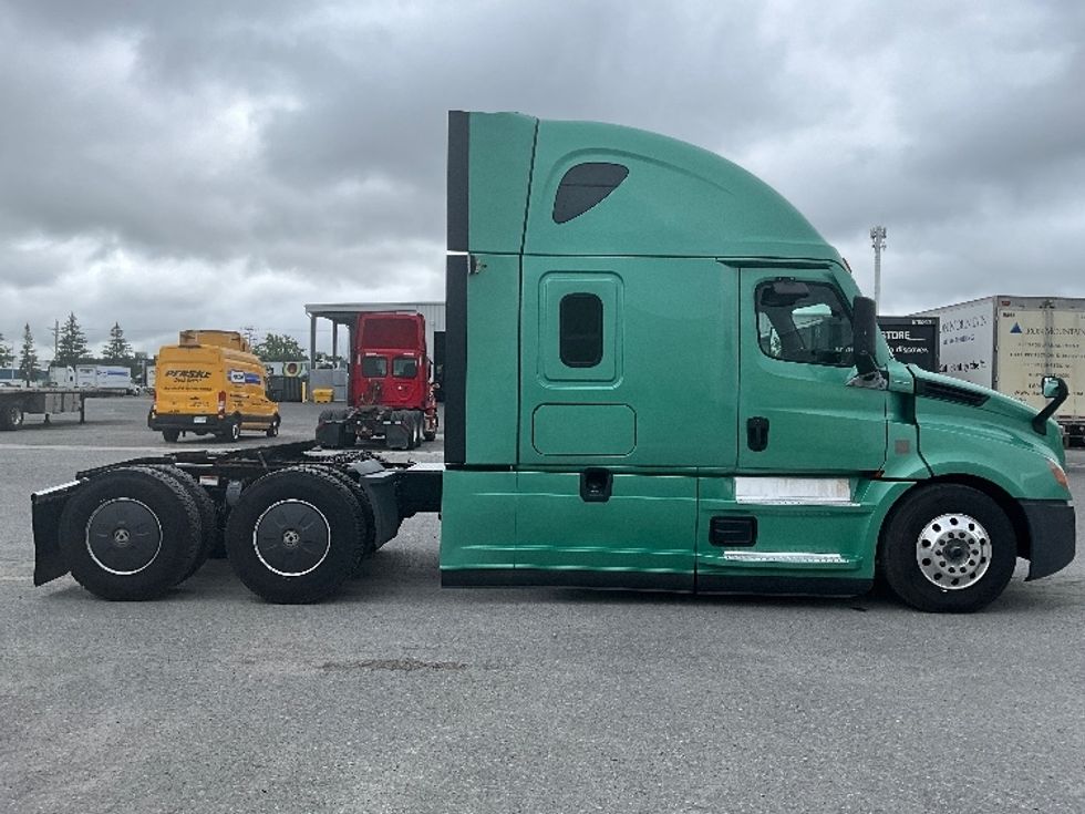 Sleeper Tractor-Heavy Duty Tractors-Freightliner-2023-T12664ST-Saint Laurent-PQ-1,092,142\n\t\tkm-$ 88,750 - Image 8