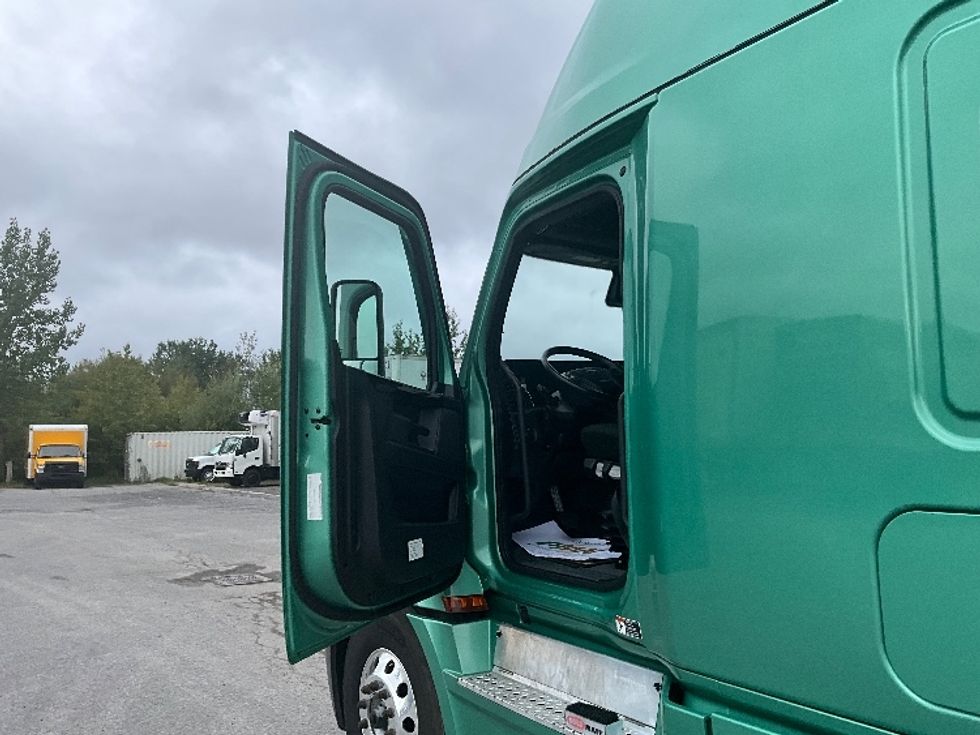 Sleeper Tractor-Heavy Duty Tractors-Freightliner-2023-T12664ST-Saint Laurent-PQ-1,092,142\n\t\tkm-$ 88,750 - Image 9
