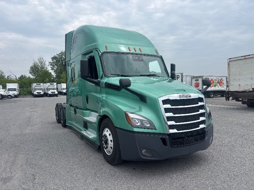 Sleeper Tractor-Heavy Duty Tractors-Freightliner-2023-T12664ST-Saint-Laurent-PQ-1,117,523\n\t\tkm-$ 82,000 - Image 1
