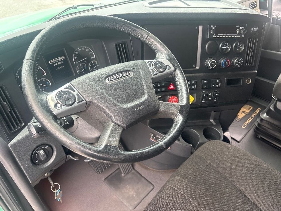 Sleeper Tractor-Heavy Duty Tractors-Freightliner-2023-T12664ST-Saint-Laurent-PQ-1,117,523\n\t\tkm-$ 82,000 - Image 10