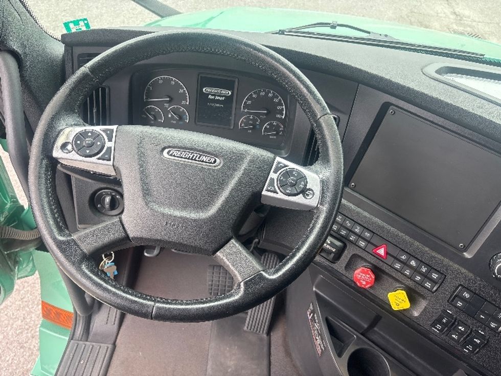 Sleeper Tractor-Heavy Duty Tractors-Freightliner-2023-T12664ST-Saint-Laurent-PQ-1,117,523\n\t\tkm-$ 82,000 - Image 11