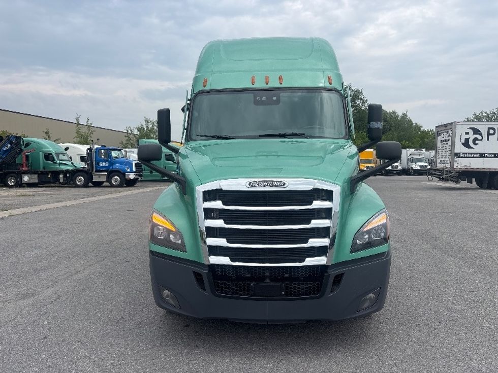 Sleeper Tractor-Heavy Duty Tractors-Freightliner-2023-T12664ST-Saint-Laurent-PQ-1,117,523\n\t\tkm-$ 82,000 - Image 2