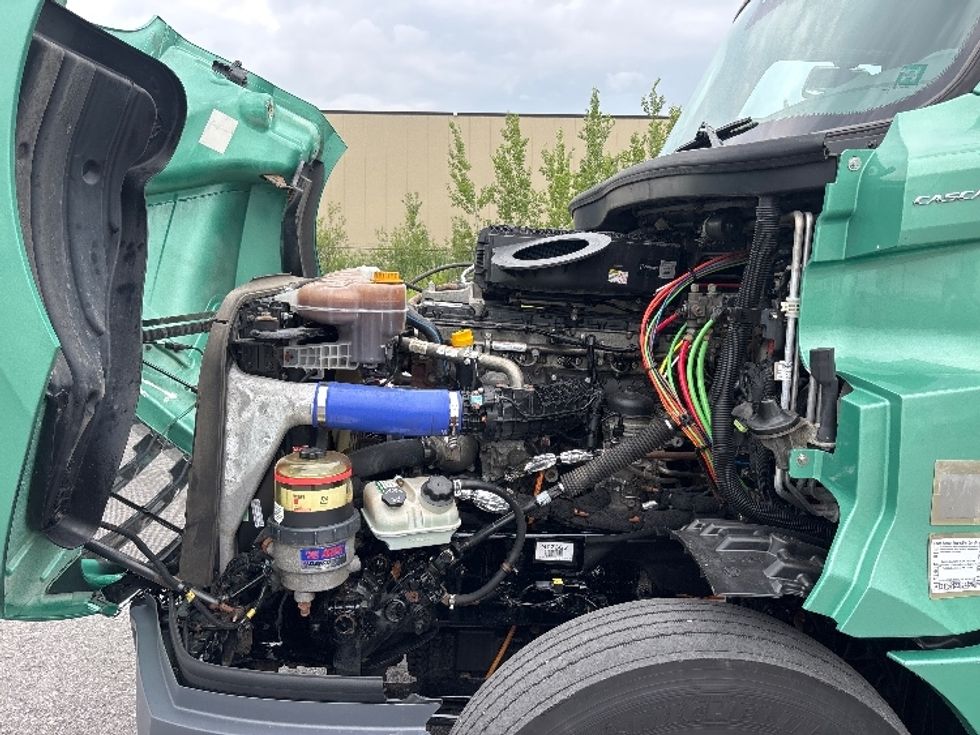 Sleeper Tractor-Heavy Duty Tractors-Freightliner-2023-T12664ST-Saint-Laurent-PQ-1,117,523\n\t\tkm-$ 82,000 - Image 21