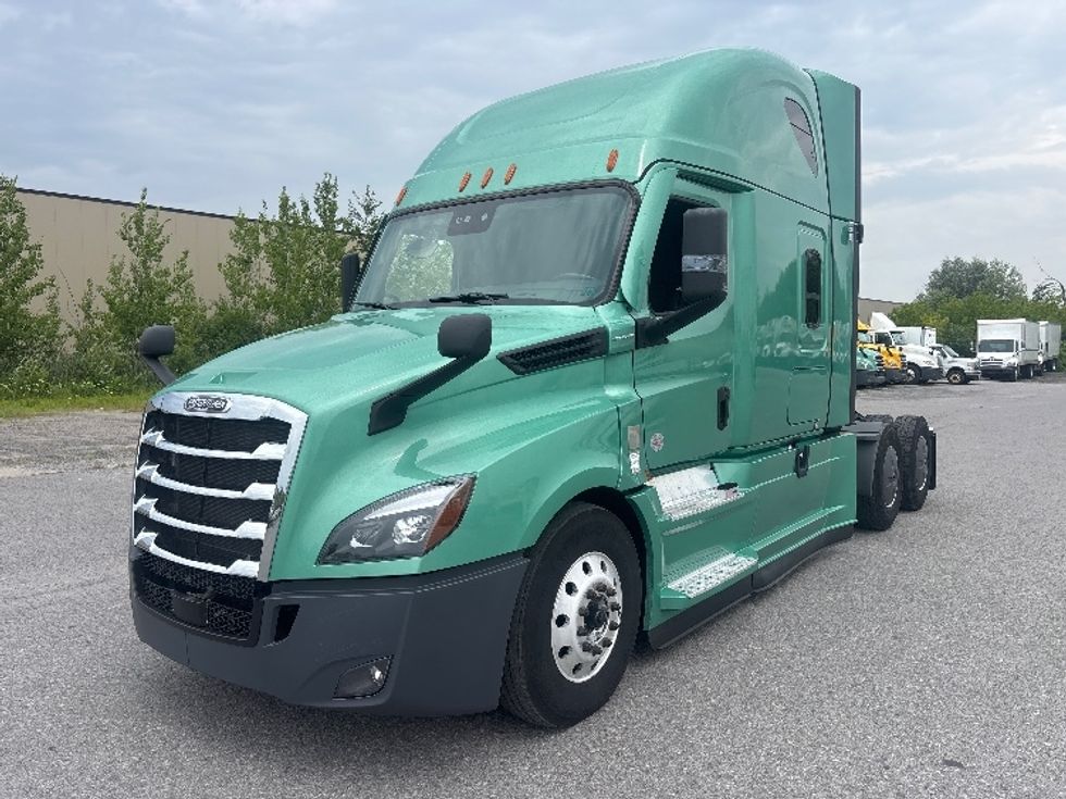 Sleeper Tractor-Heavy Duty Tractors-Freightliner-2023-T12664ST-Saint-Laurent-PQ-1,117,523\n\t\tkm-$ 82,000 - Image 3