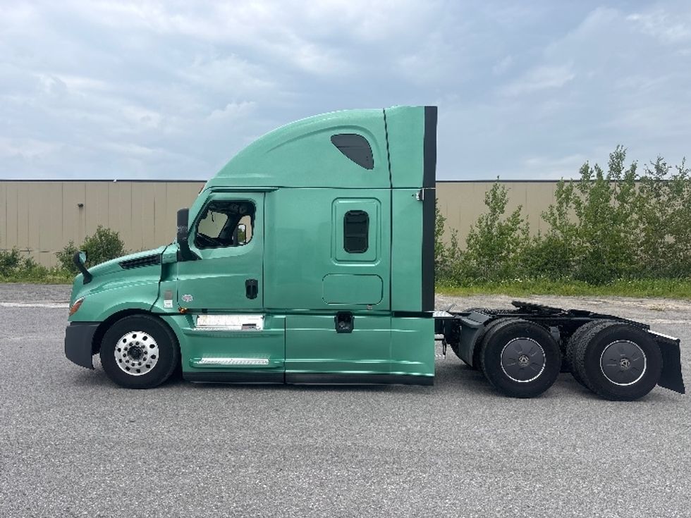 Sleeper Tractor-Heavy Duty Tractors-Freightliner-2023-T12664ST-Saint-Laurent-PQ-1,117,523\n\t\tkm-$ 82,000 - Image 4