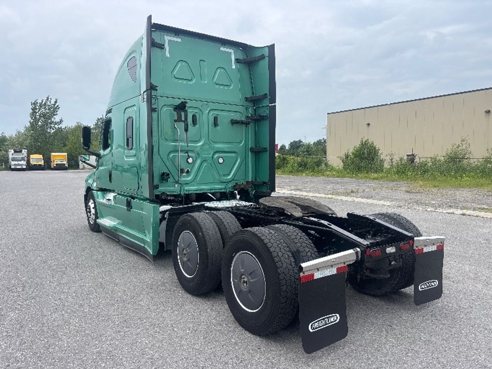 Sleeper Tractor-Heavy Duty Tractors-Freightliner-2023-T12664ST-Saint-Laurent-PQ-1,117,523\n\t\tkm-$ 82,000 - Image 5