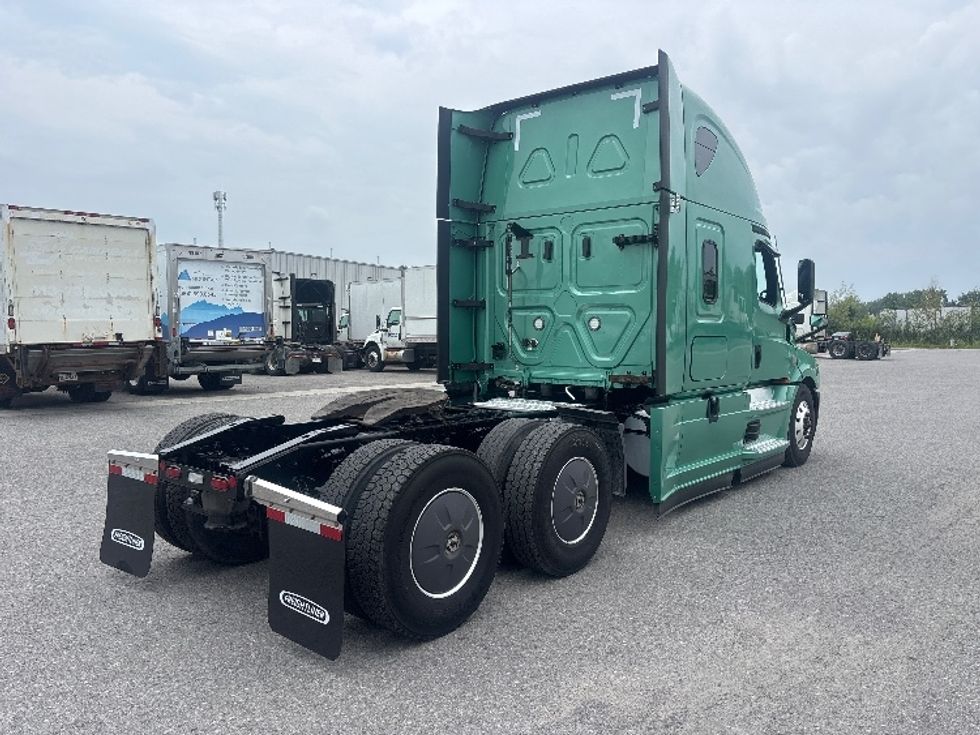 Sleeper Tractor-Heavy Duty Tractors-Freightliner-2023-T12664ST-Saint-Laurent-PQ-1,117,523\n\t\tkm-$ 82,000 - Image 7