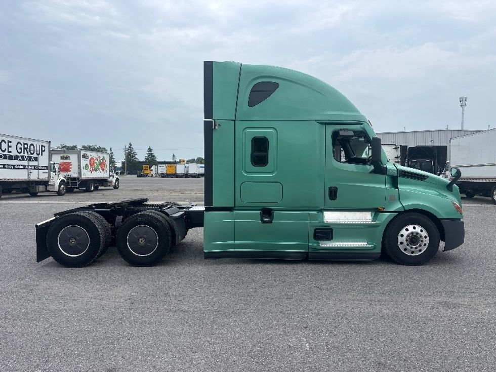 Sleeper Tractor-Heavy Duty Tractors-Freightliner-2023-T12664ST-Saint-Laurent-PQ-1,117,523\n\t\tkm-$ 82,000 - Image 8
