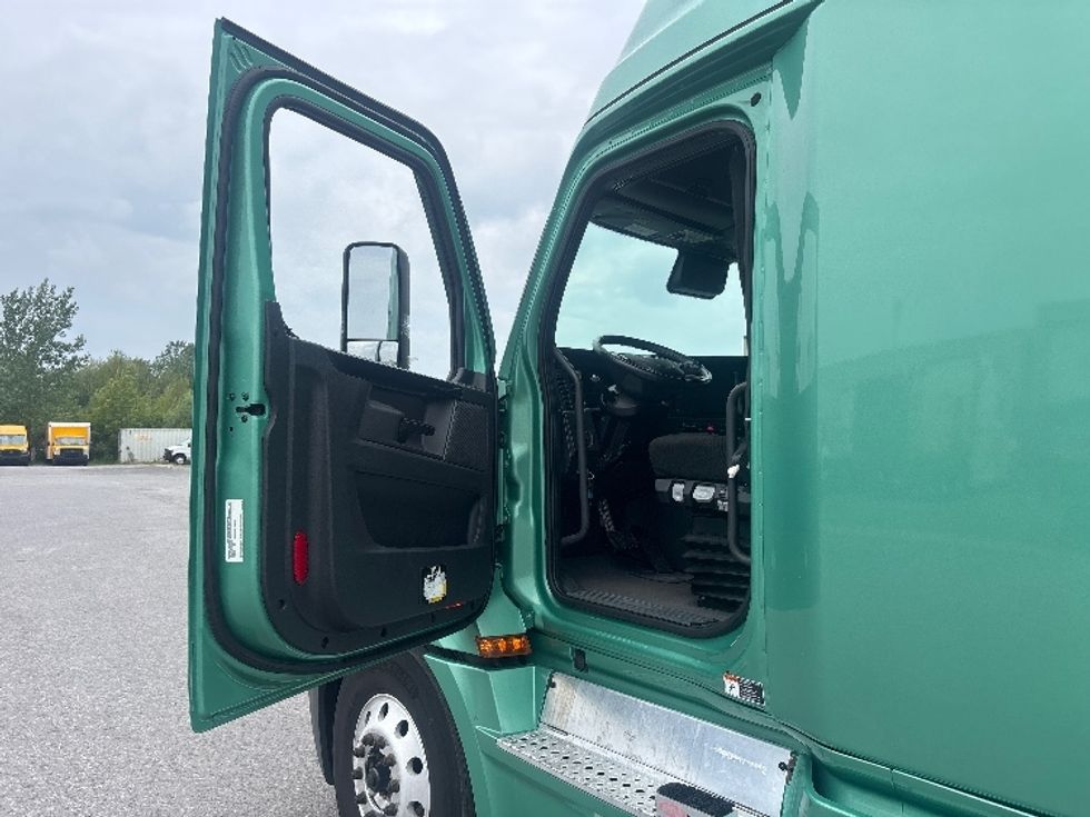 Sleeper Tractor-Heavy Duty Tractors-Freightliner-2023-T12664ST-Saint-Laurent-PQ-1,117,523\n\t\tkm-$ 82,000 - Image 9
