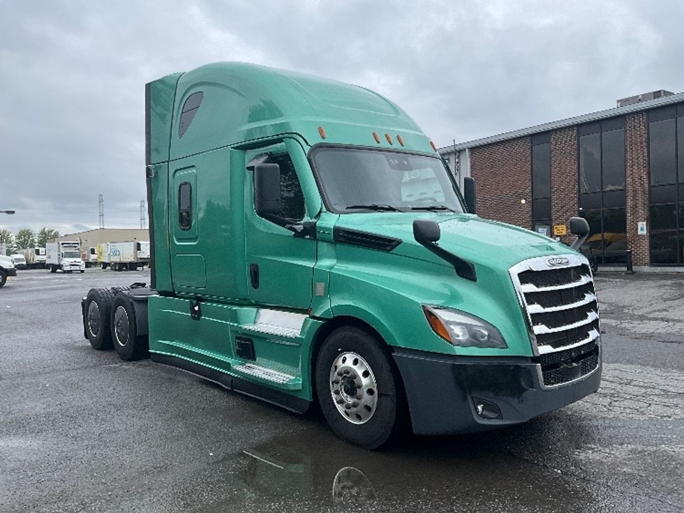 Sleeper Tractor-Heavy Duty Tractors-Freightliner-2023-T12664ST-Saint-Laurent-PQ-1,196,035\n\t\tkm-$ 65,250 - Image 1