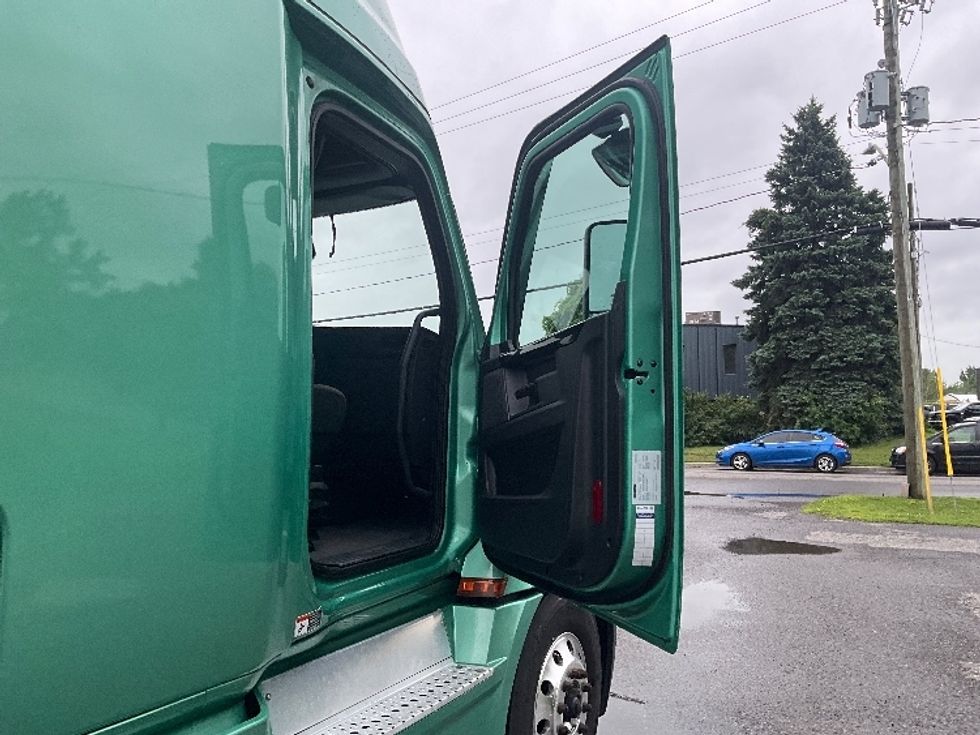 Sleeper Tractor-Heavy Duty Tractors-Freightliner-2023-T12664ST-Saint-Laurent-PQ-1,196,035\n\t\tkm-$ 65,250 - Image 13
