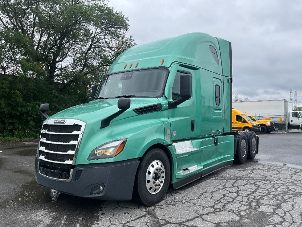 Sleeper Tractor-Heavy Duty Tractors-Freightliner-2023-T12664ST-Saint-Laurent-PQ-1,196,035\n\t\tkm-$ 65,250 - Image 3