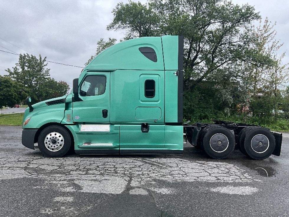 Sleeper Tractor-Heavy Duty Tractors-Freightliner-2023-T12664ST-Saint-Laurent-PQ-1,196,035\n\t\tkm-$ 65,250 - Image 4