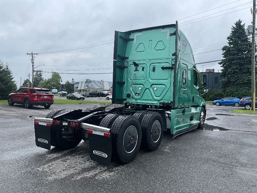 Sleeper Tractor-Heavy Duty Tractors-Freightliner-2023-T12664ST-Saint-Laurent-PQ-1,196,035\n\t\tkm-$ 65,250 - Image 7