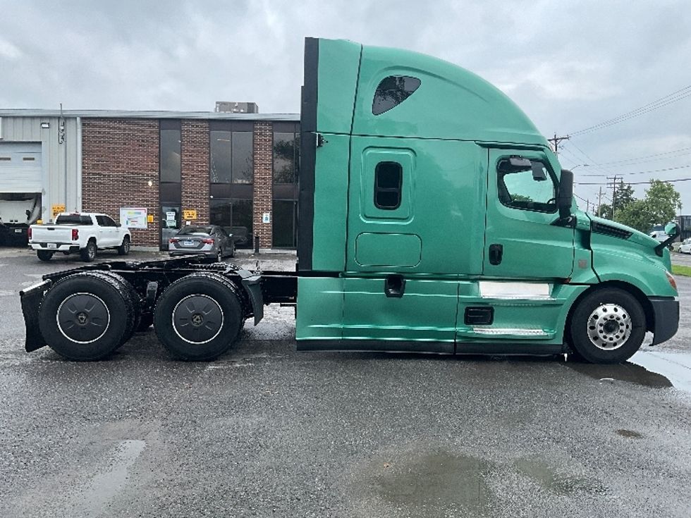 Sleeper Tractor-Heavy Duty Tractors-Freightliner-2023-T12664ST-Saint-Laurent-PQ-1,196,035\n\t\tkm-$ 65,250 - Image 8