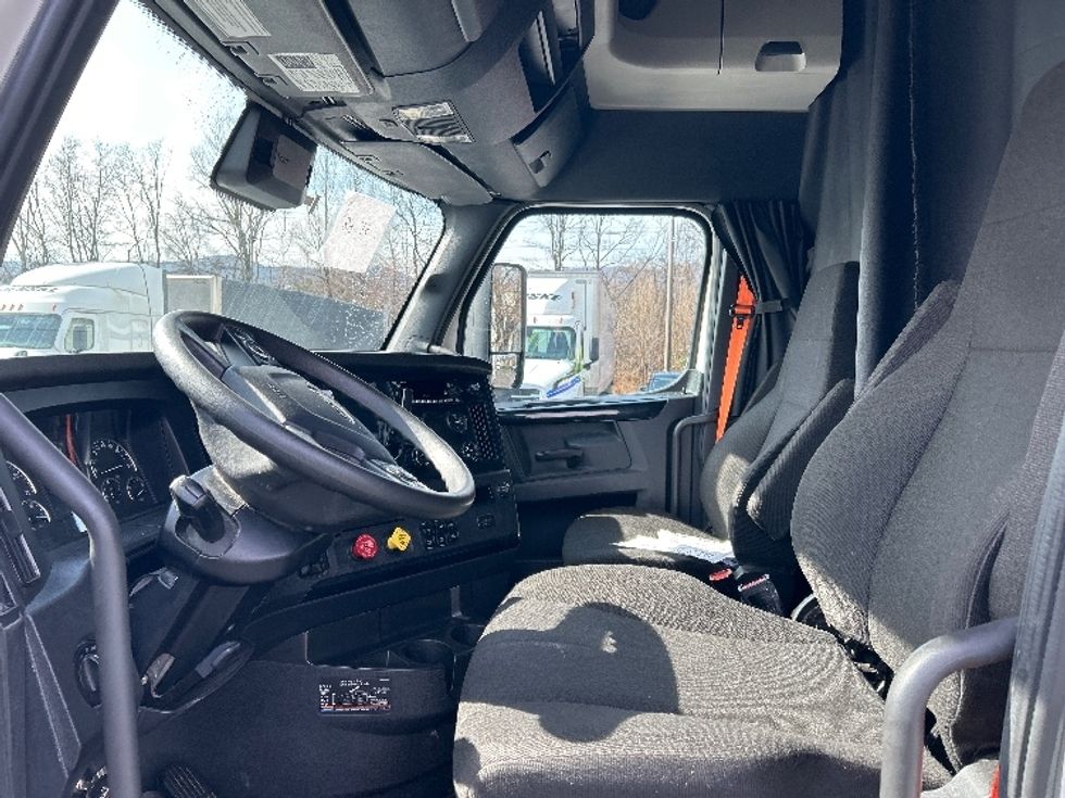 Sleeper Tractor-Heavy Duty Tractors-Freightliner-2023-T12664ST-Salem-VA-661,265\n\t\tmiles-$ 56,750 - Image 10