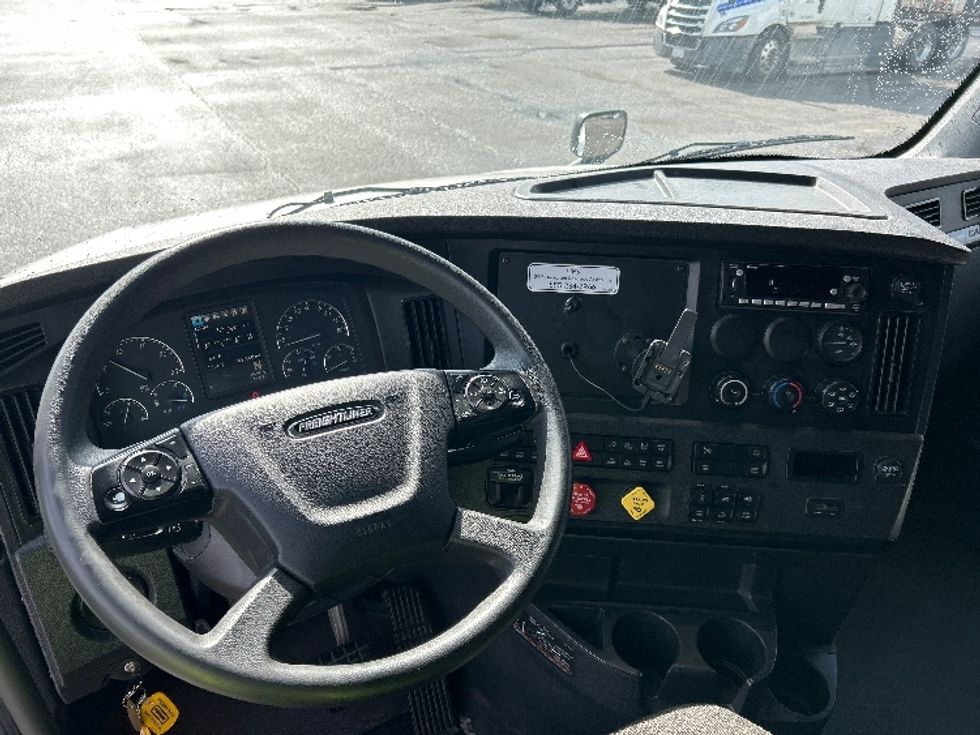 Sleeper Tractor-Heavy Duty Tractors-Freightliner-2023-T12664ST-Salem-VA-661,265\n\t\tmiles-$ 56,750 - Image 11