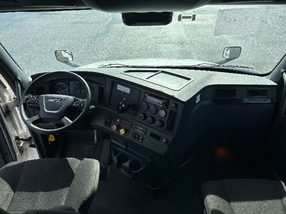 Sleeper Tractor-Heavy Duty Tractors-Freightliner-2023-T12664ST-Salem-VA-661,265\n\t\tmiles-$ 56,750 - Image 12