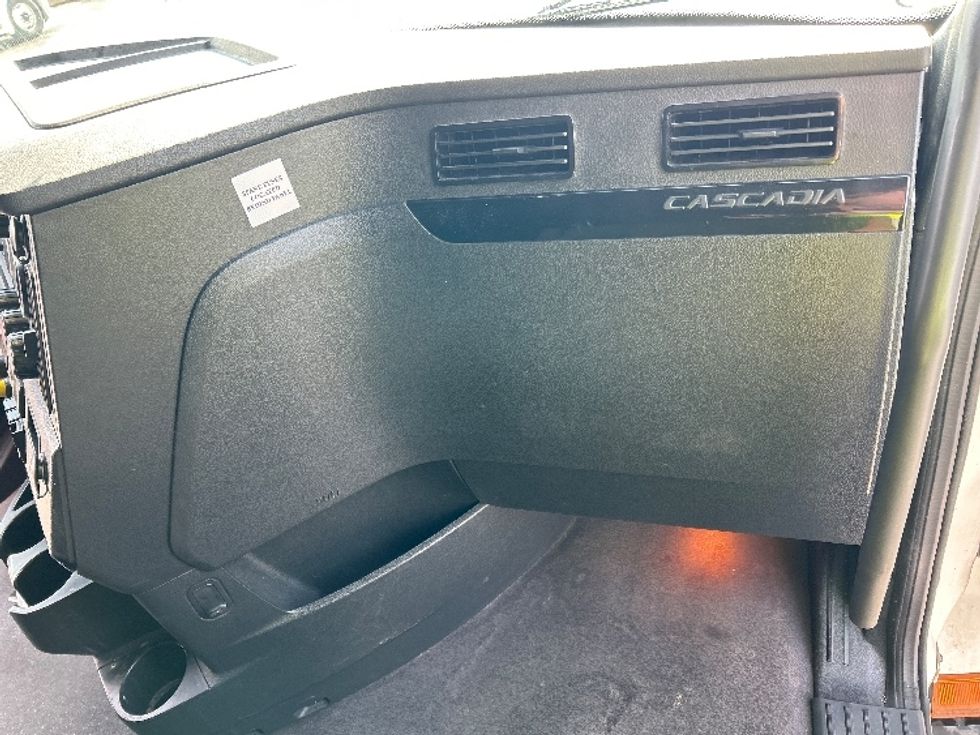 Sleeper Tractor-Heavy Duty Tractors-Freightliner-2023-T12664ST-Salem-VA-661,265\n\t\tmiles-$ 56,750 - Image 14