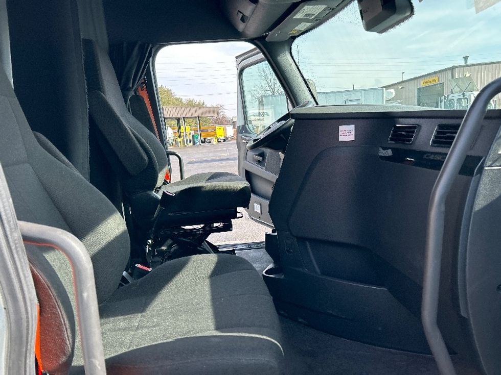 Sleeper Tractor-Heavy Duty Tractors-Freightliner-2023-T12664ST-Salem-VA-661,265\n\t\tmiles-$ 56,750 - Image 15