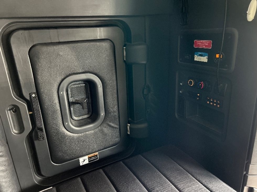 Sleeper Tractor-Heavy Duty Tractors-Freightliner-2023-T12664ST-Salem-VA-661,265\n\t\tmiles-$ 56,750 - Image 18