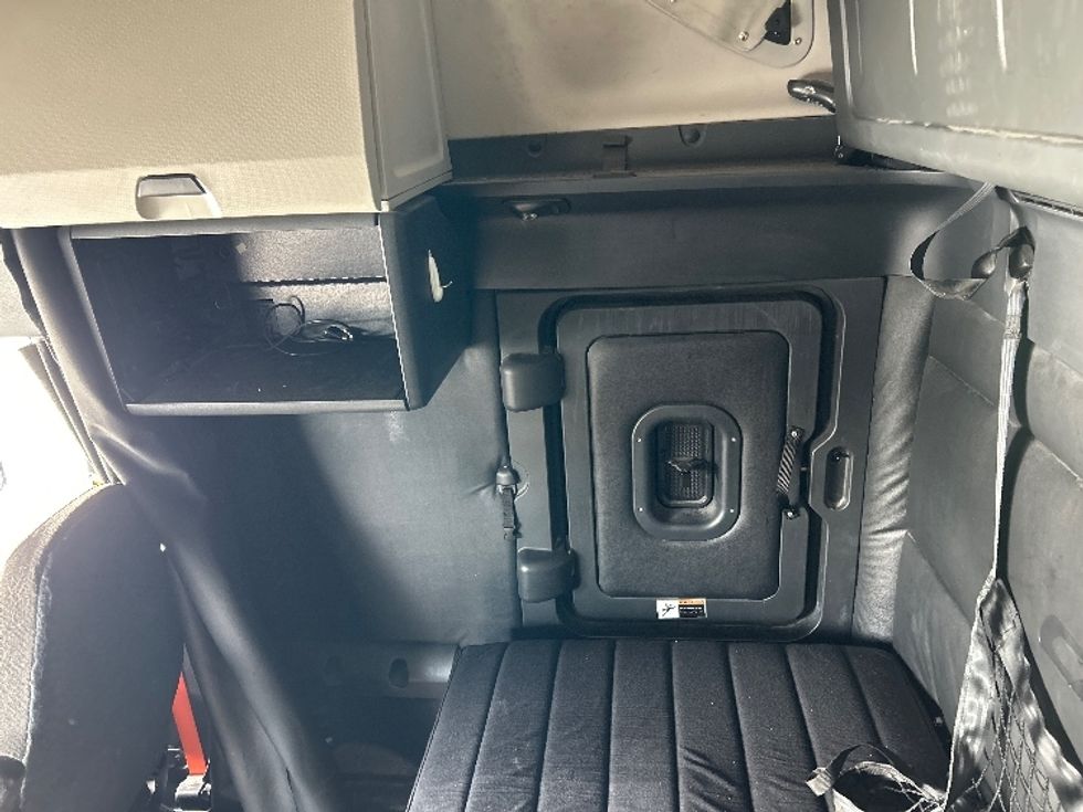 Sleeper Tractor-Heavy Duty Tractors-Freightliner-2023-T12664ST-Salem-VA-661,265\n\t\tmiles-$ 56,750 - Image 19