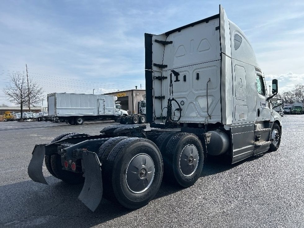 Sleeper Tractor-Heavy Duty Tractors-Freightliner-2023-T12664ST-Salem-VA-661,265\n\t\tmiles-$ 56,750 - Image 7