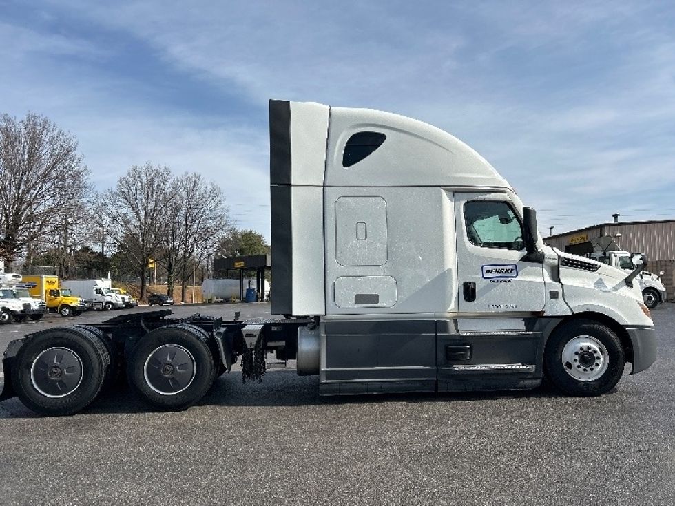 Sleeper Tractor-Heavy Duty Tractors-Freightliner-2023-T12664ST-Salem-VA-661,265\n\t\tmiles-$ 56,750 - Image 8