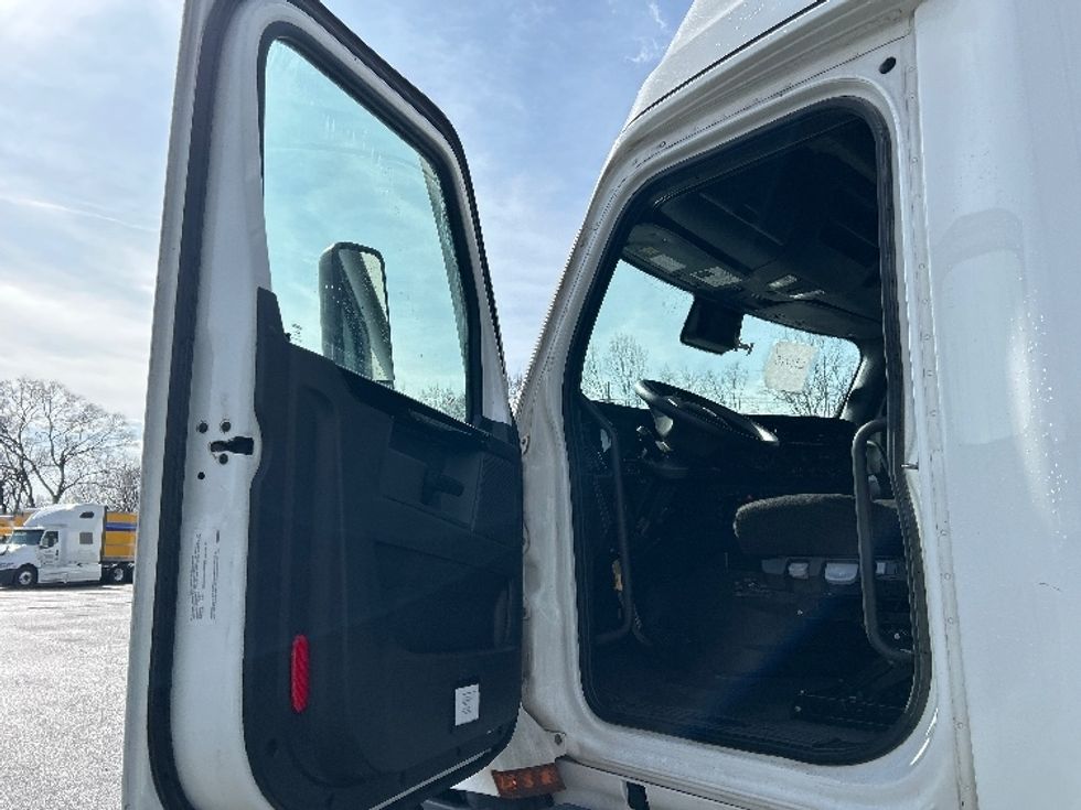 Sleeper Tractor-Heavy Duty Tractors-Freightliner-2023-T12664ST-Salem-VA-661,265\n\t\tmiles-$ 56,750 - Image 9