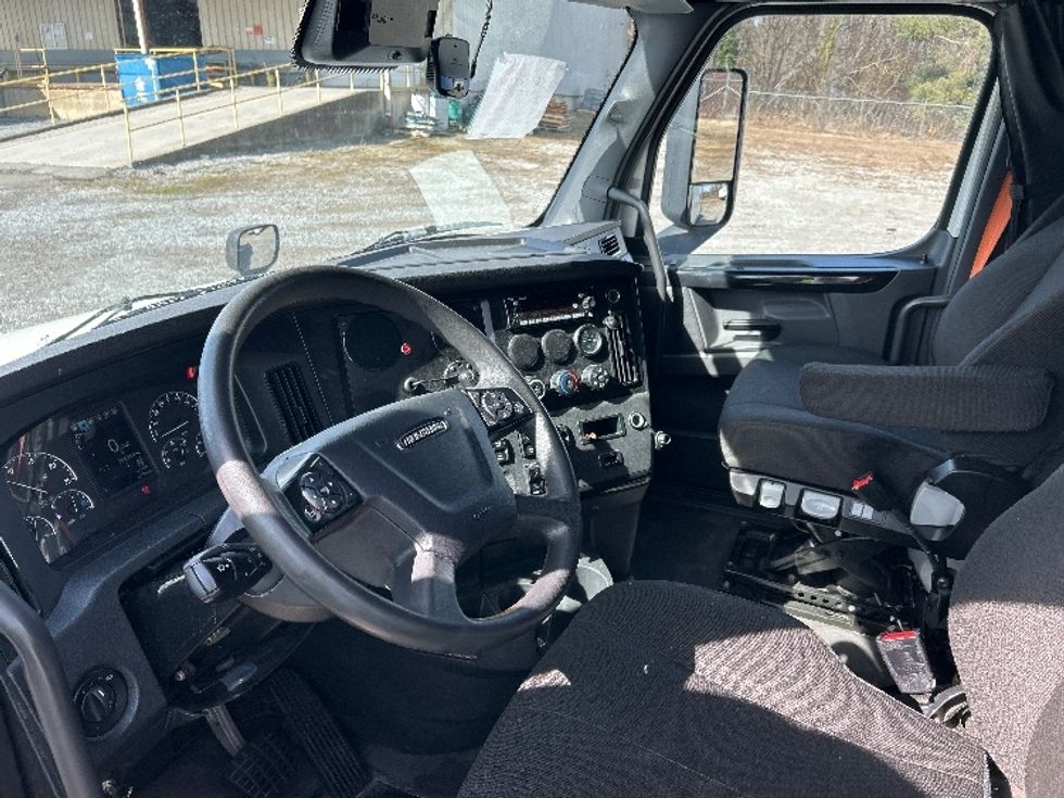 Sleeper Tractor-Heavy Duty Tractors-Freightliner-2023-T12664ST-Salem-VA-708,754\n\t\tmiles-$ 52,250 - Image 10